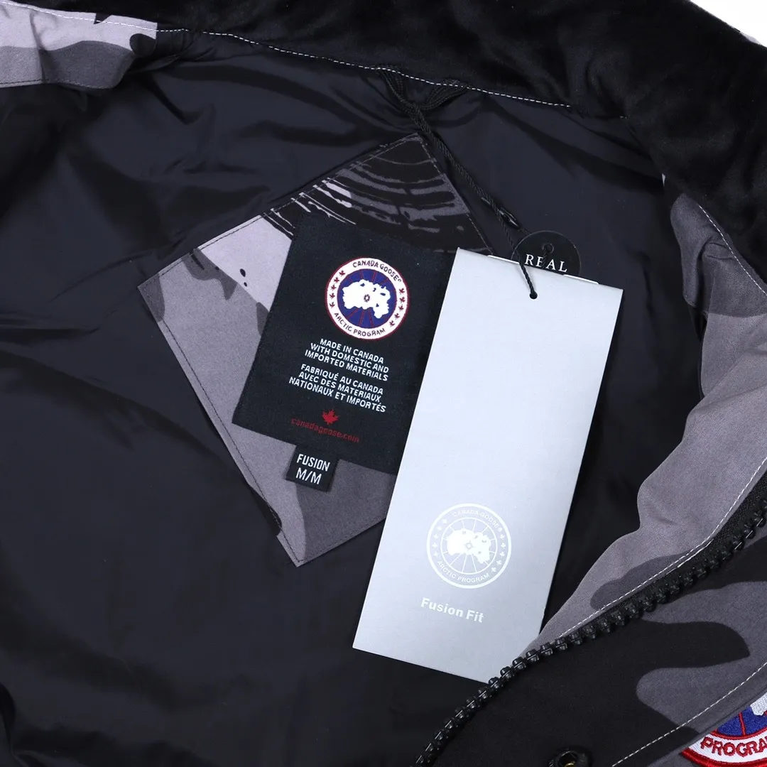P320 Canada Goose Canada Goose #Freestyle Crew 4154M men's and women's vest down# ➖ Genuine synchronous anti-counterfeiting chip sensor! ➖ Imported Behringer embroidery machine to customize 10,000-needle embroidery logo! ➖ Imported 21-count polyester-cotton blended original fabric, using Feather-Light 10D waterproof coating fabric, made of 84.5% polyester fiber and 15.5% cotton, 100% the best feel in the entire network! ➖ The genuine official website uses the national standard 80 white duck down, and will never be misled by false claims such as 90 down or goose down! ➖ 100% nylon nylon lining with double double-layer sealing design to prevent velvet from running away. Top-grade polar fleece is used in the collar and pockets to keep warm and comfortable! ➖ Yoshida YKK provides original custom-made electroplated sliders. YKK two-way lockable zippers are tight and smooth and will not peel off paint! ➖ 3M composite original Velcro is durable, and all accessories and hardware are disassembled and customized!  SIZE: XS S M L XL XXL [Attached: Size chart]
